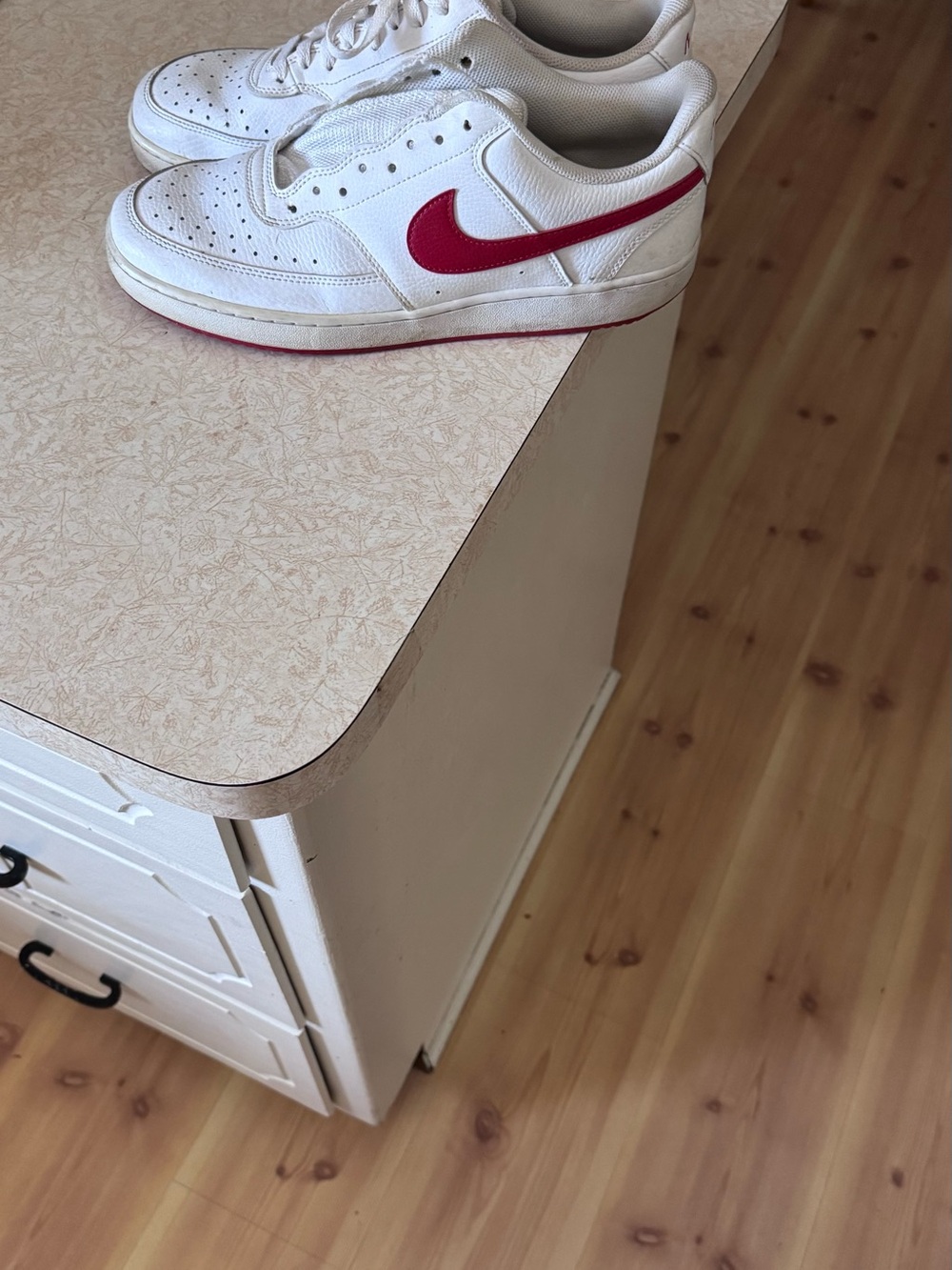 Nike White & Red Low-Top Sneakers